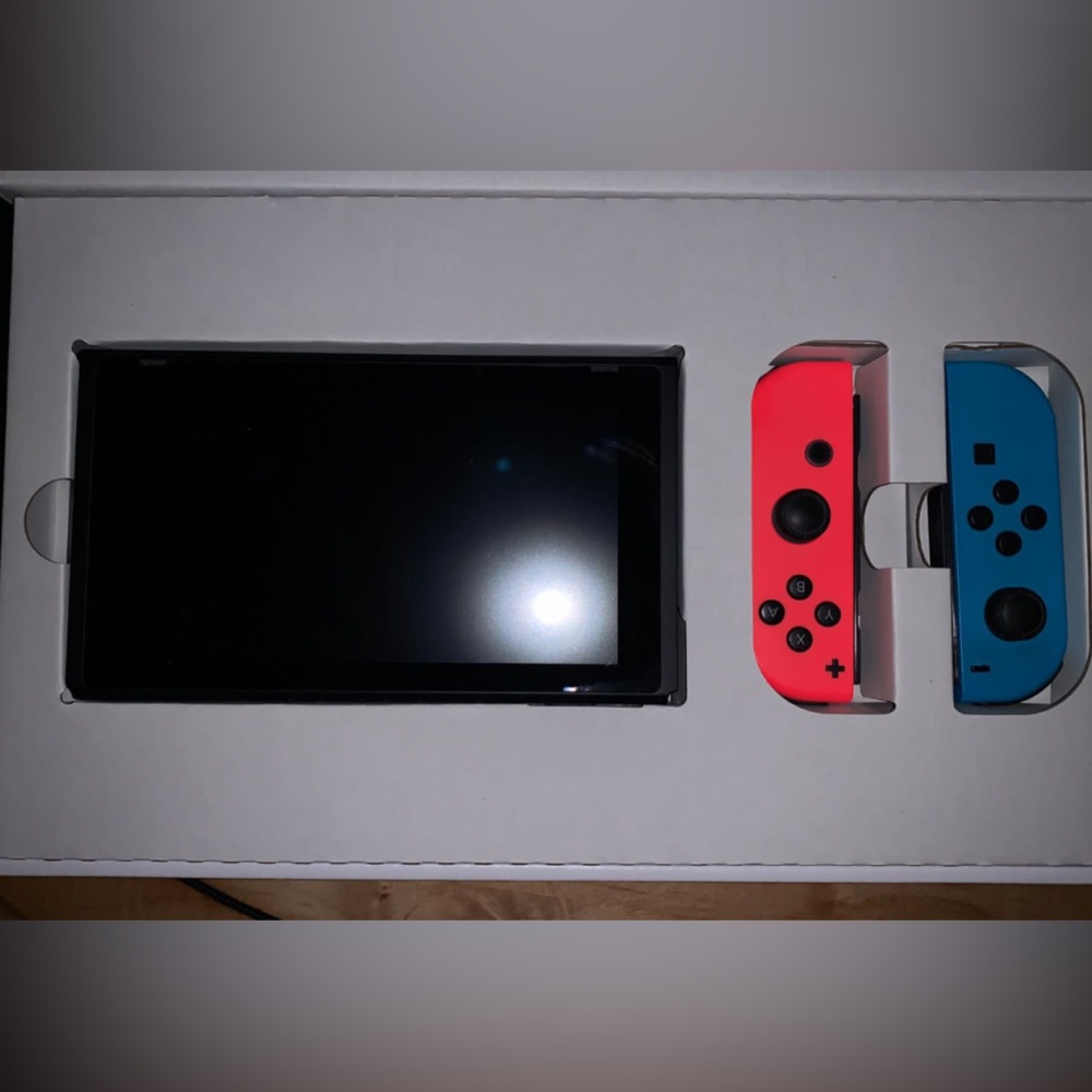 Nintendo switch almost new perfect condition includes 1 control extra NEW IN BOX
